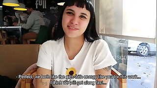 Entrevista con la nueva empleada domestica termina en trio con pareja casada