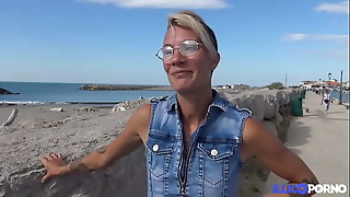 Cette belle milf ouvre bien son cul pour ma bite